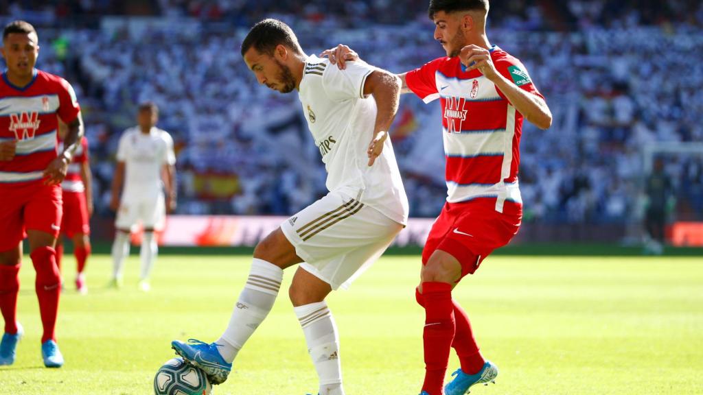 Eden Hazard protege el balón de Carlos Neva