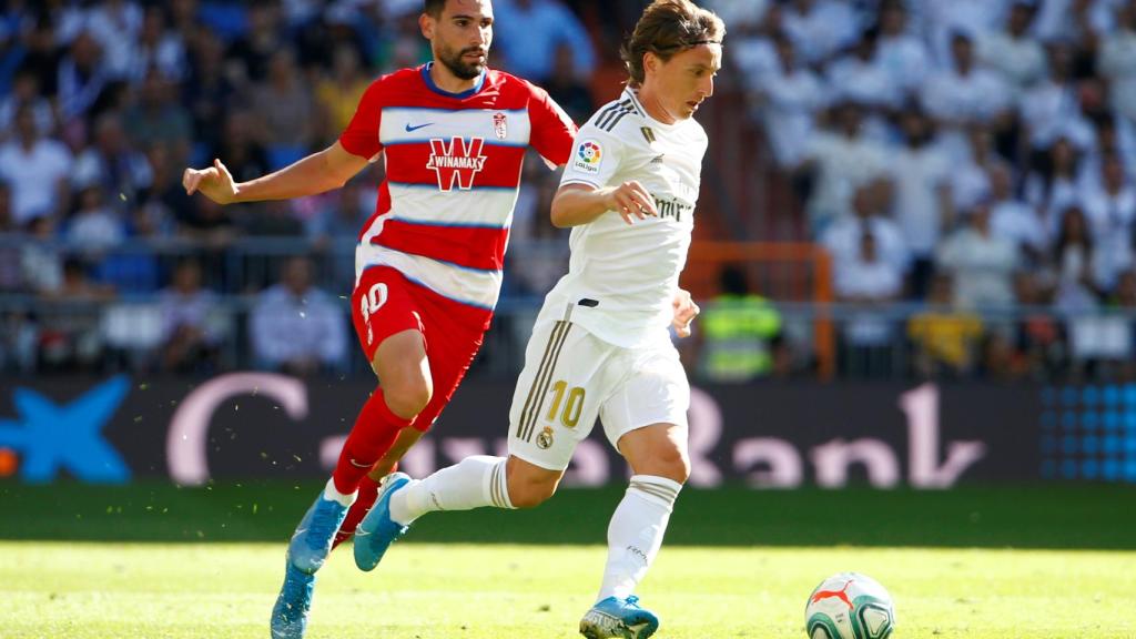 Luka Modric perseguido por José Antonio Rodríguez Díaz