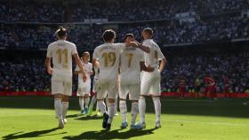 Los jugadores del Real Madrid celebran el gol de Hazard al Granada