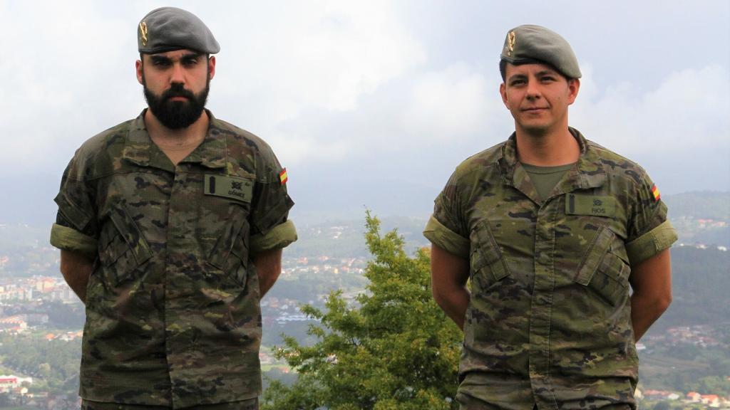 Los soldados Daniel Gómez y Richard Ríos, de la BRILAT, en su base de Pontevedra.