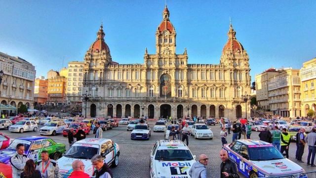 María Pita se llenó de coches históricos por el Rallye Rías Altas de A Coruña