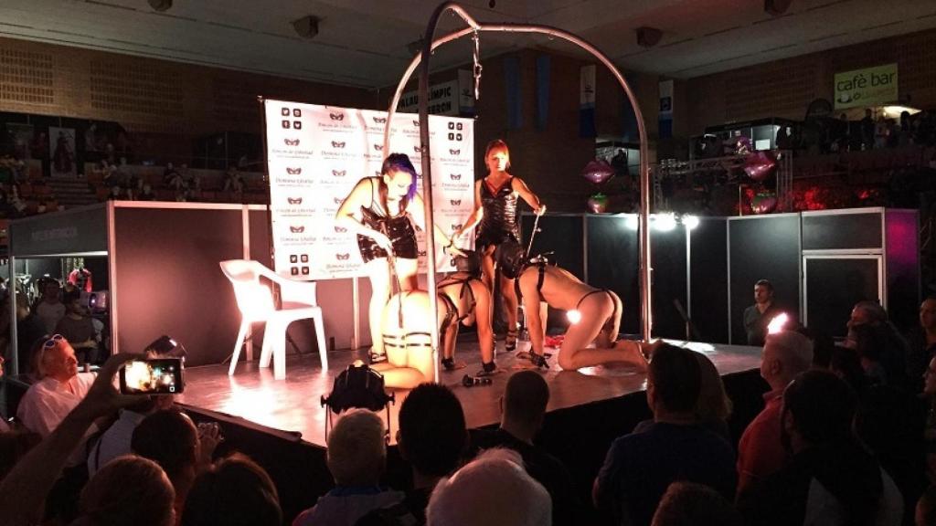 Espectáculo BDSM en el Salón, con dos dóminas