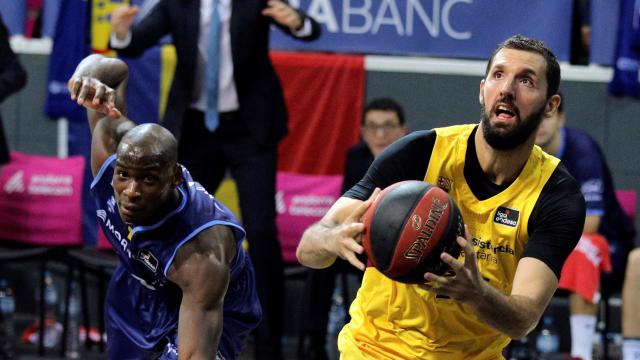 Mirotic y Bandja Sy en el Andorra - Barcelona.