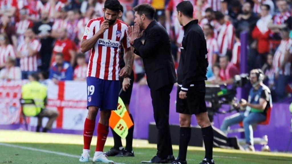 Diego Costa y Simeone hablan en un momento del partido entre el Valladolid y el Atlético de Madrid