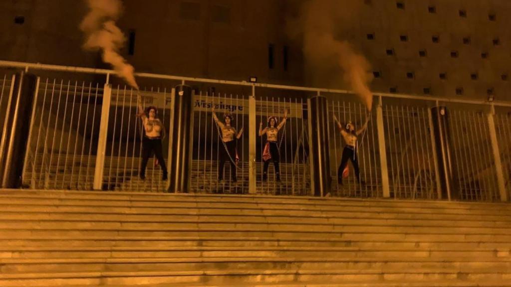 Las activistas de Femen encadenadas en Vistalegre.