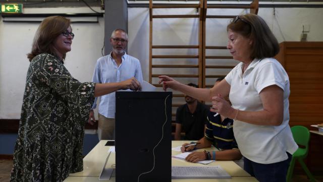 Primeros votantes en los colegios de Portugal.