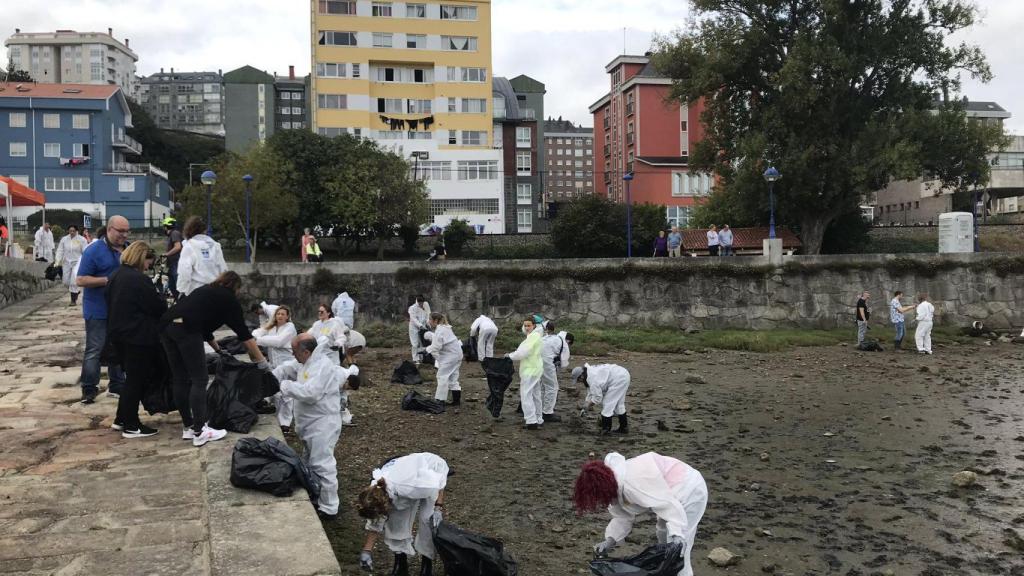 Lavadoras, televisiones o bicicletas: Esta es la basura que retiraron de la ría de O Burgo