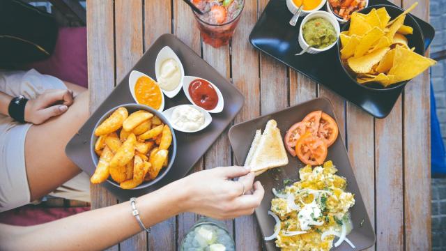 Una mesa repletita de comida insana.