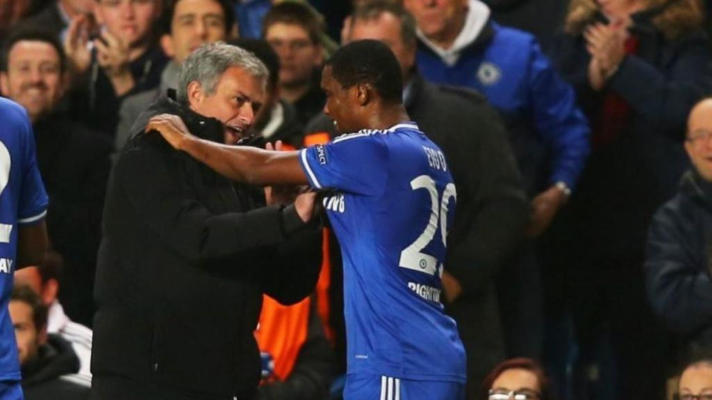 Samuel Eto'o y Mourinho en un partido