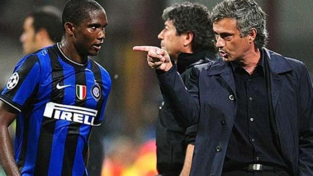 Samuel Eto'o y Mourinho en un partido.