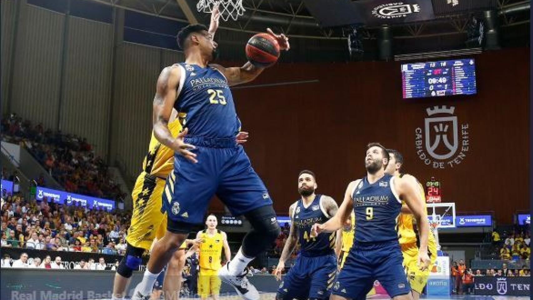 Jordan Mickey encesta ante el Tenerife