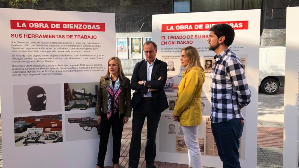 El presidente y la secretaria general del PP vasco, Alfonso Alonso y Amaya Fernández, frente a los paneles.