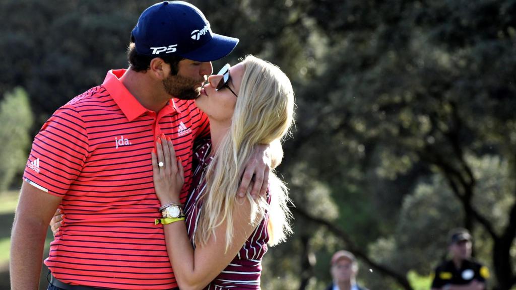 Jon Rahm celebra con su novia el triunfo en el Mutuactivos Open de España.