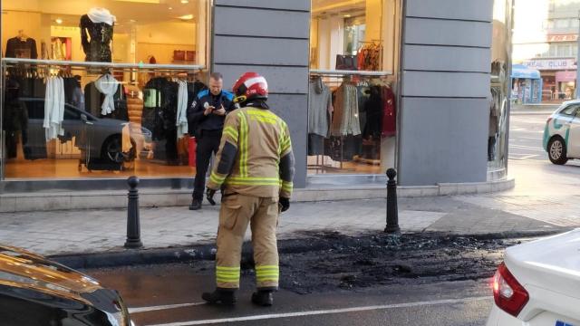 Arde un coche en la plaza de Pontevedra de A Coruña