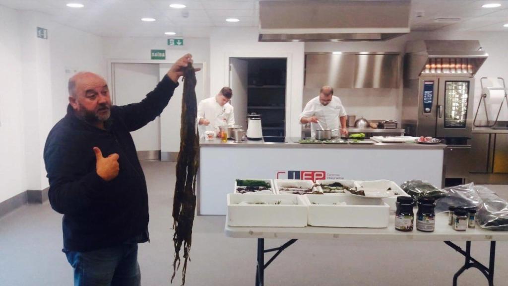 Antonio Muiños impartiendo un taller sobre algas en la gastronomía