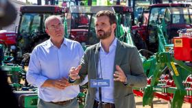 El líder del PP, Pablo Casado, interviene en presencia del líder del PP de Extremadura, José Antonio Monago, durante su visita a la Feria Internacional Ganadera de Zafra (Badajoz).