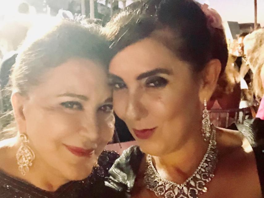 Antonia Molina y su hija, sucesora del negocio de joyas.