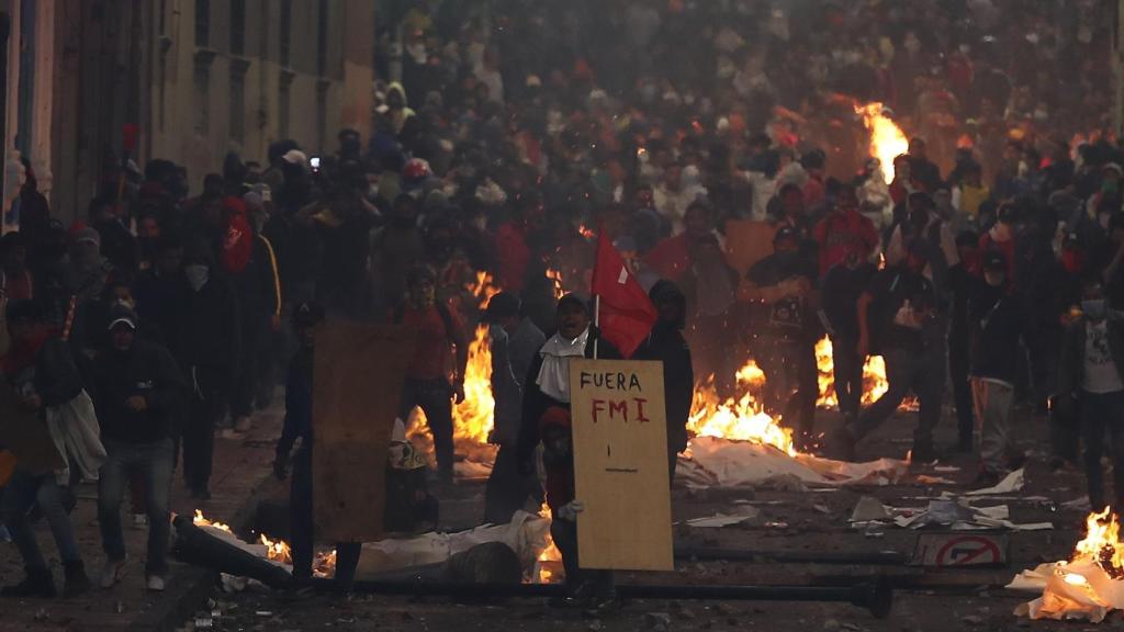 Manifestantes se enfrentan con las autoridades este lunes en Quito.