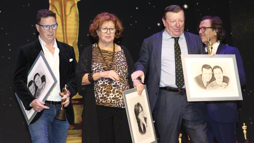 Jorge y César Cadaval junto a Rosa Villacastín y Pepe Navarro.