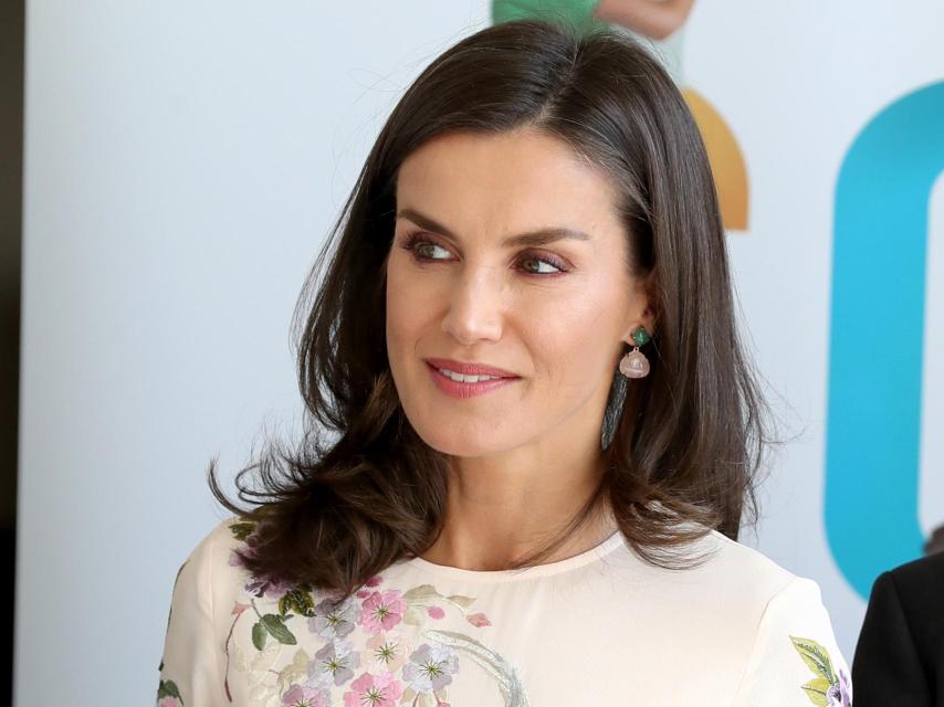 La Reina ha escogido los pendientes de la marca española Coolook en cuarzo rosa y verde.
