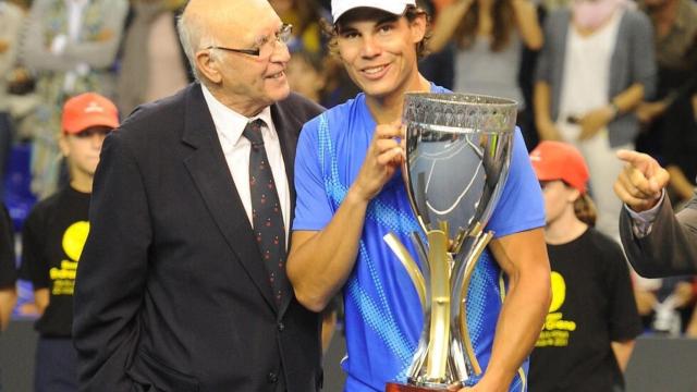 Rafa Nadal junto al extenista Andrés Gimeno en un partido homenaje en Barcelona