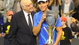 Rafa Nadal junto al extenista Andrés Gimeno en un partido homenaje en Barcelona