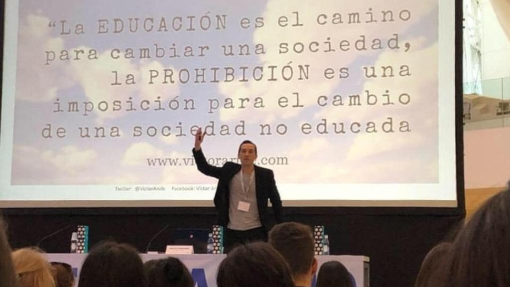 Víctor Arufe, en una conferencia sobre Educación.