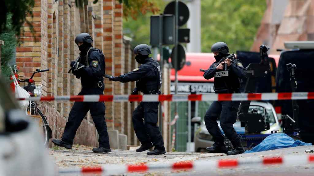 Policia en las inmediaciones de la sinagoga de Halle, donde ha ocurrido el atentado