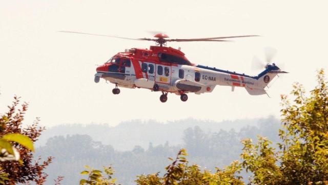 El Helimer evacua a un marinero accidentado en la costa de A Coruña