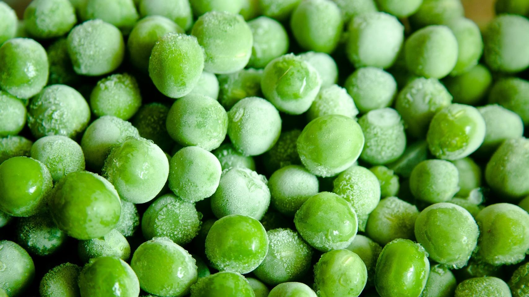 Un montón de guisantes congelados.