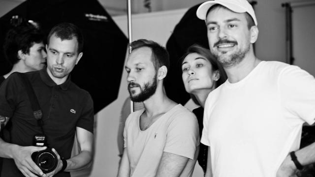El equipo de Generated Photos en una de la sesiones de trabajo para el banco de imágenes.