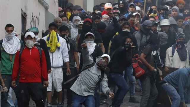 Crecen las presiones para que el presidente de Ecuador dimita mientras la Policía disuelve manifestaciones