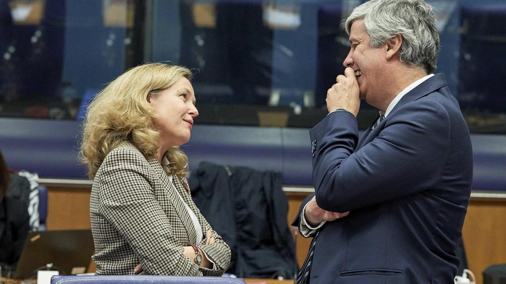 Nadia Calviño conversa con el presidente del Eurogrupo, Mário Centeno, durante una  reunión del Eurogrupo