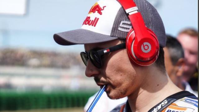 Jorge Lorenzo antes de una carrera.