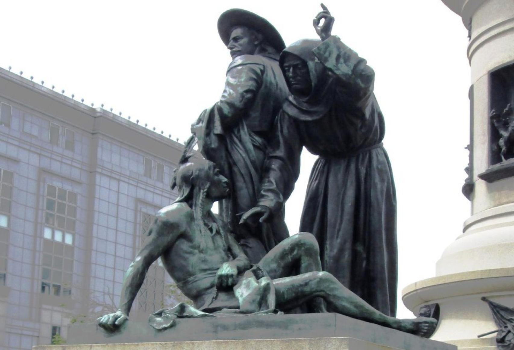 Estatua de San Junípero y un nativo americano.