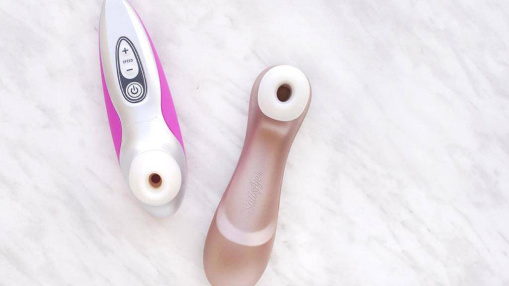 Dos succionadores de clítoris, de la marca Satisfyer y Womanizer.