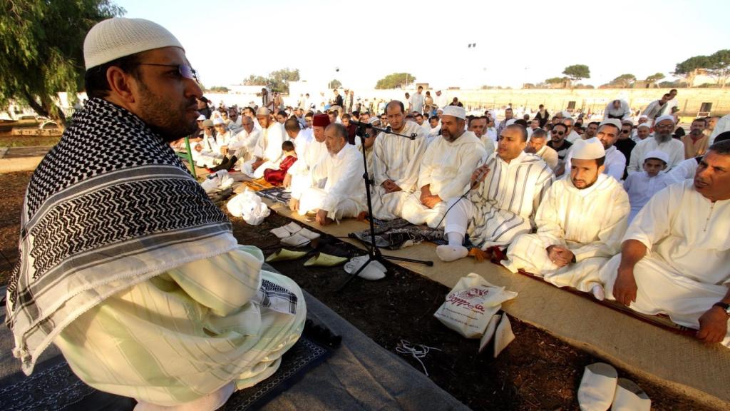 Un imán dirige un multitudinario rezo colectivo de musulmanes en Melilla.