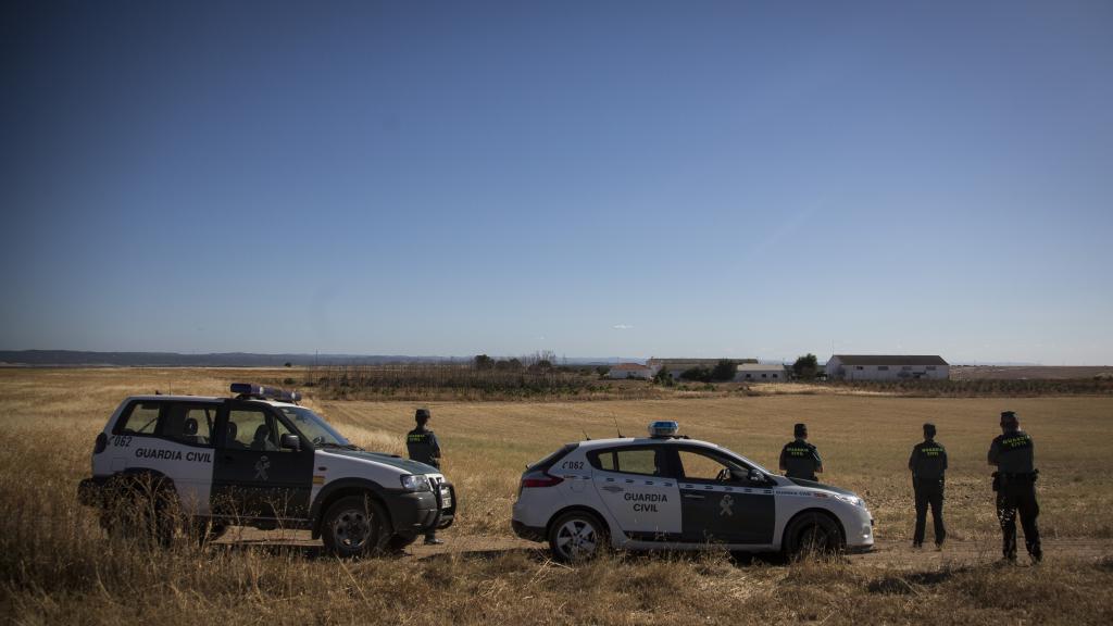 La Guardia Civil aguarda para llevar a cabo uno de los desalojos de la finca Somonte (Córdoba).