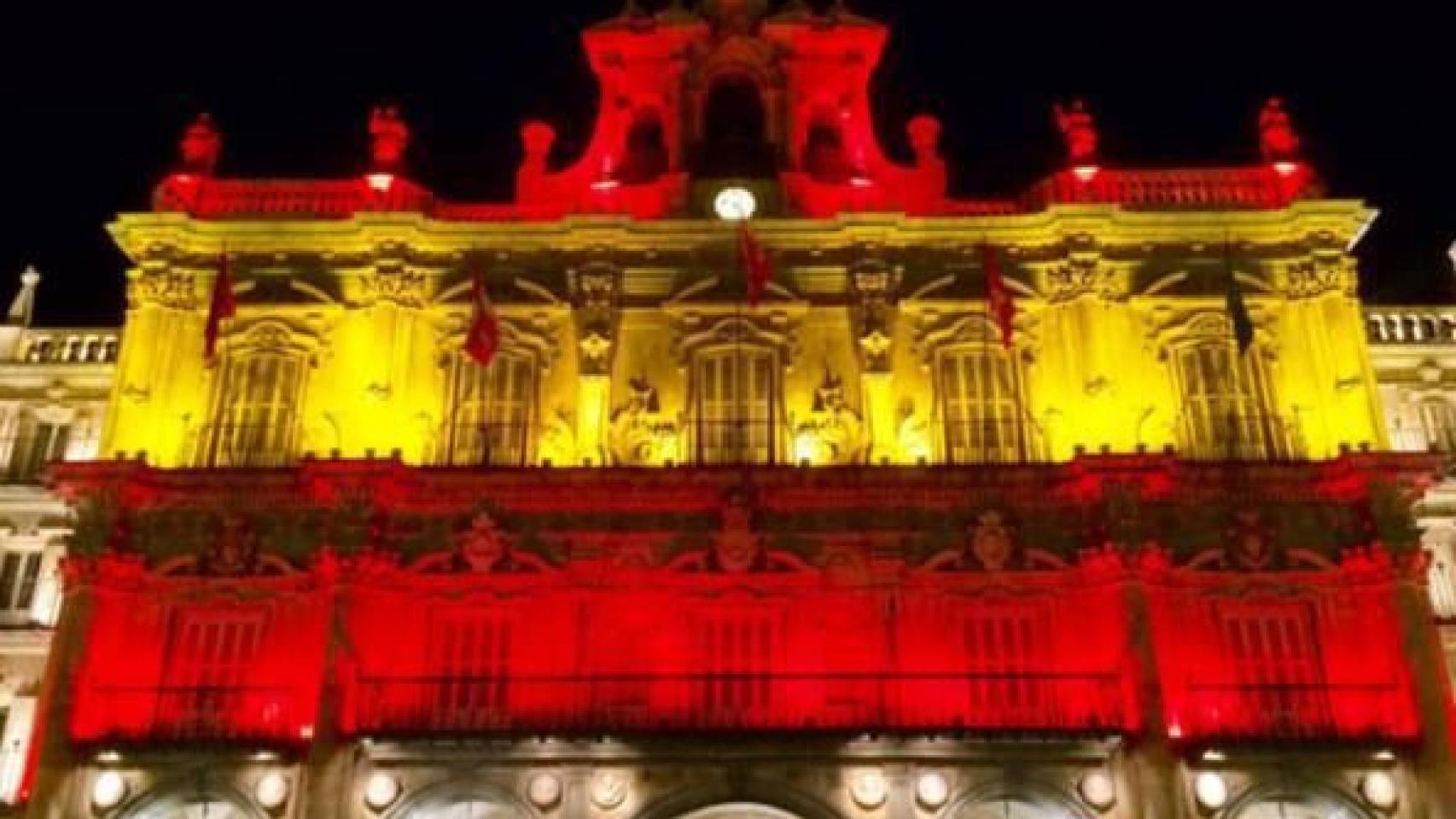 plaza mayor iluminacion bandera