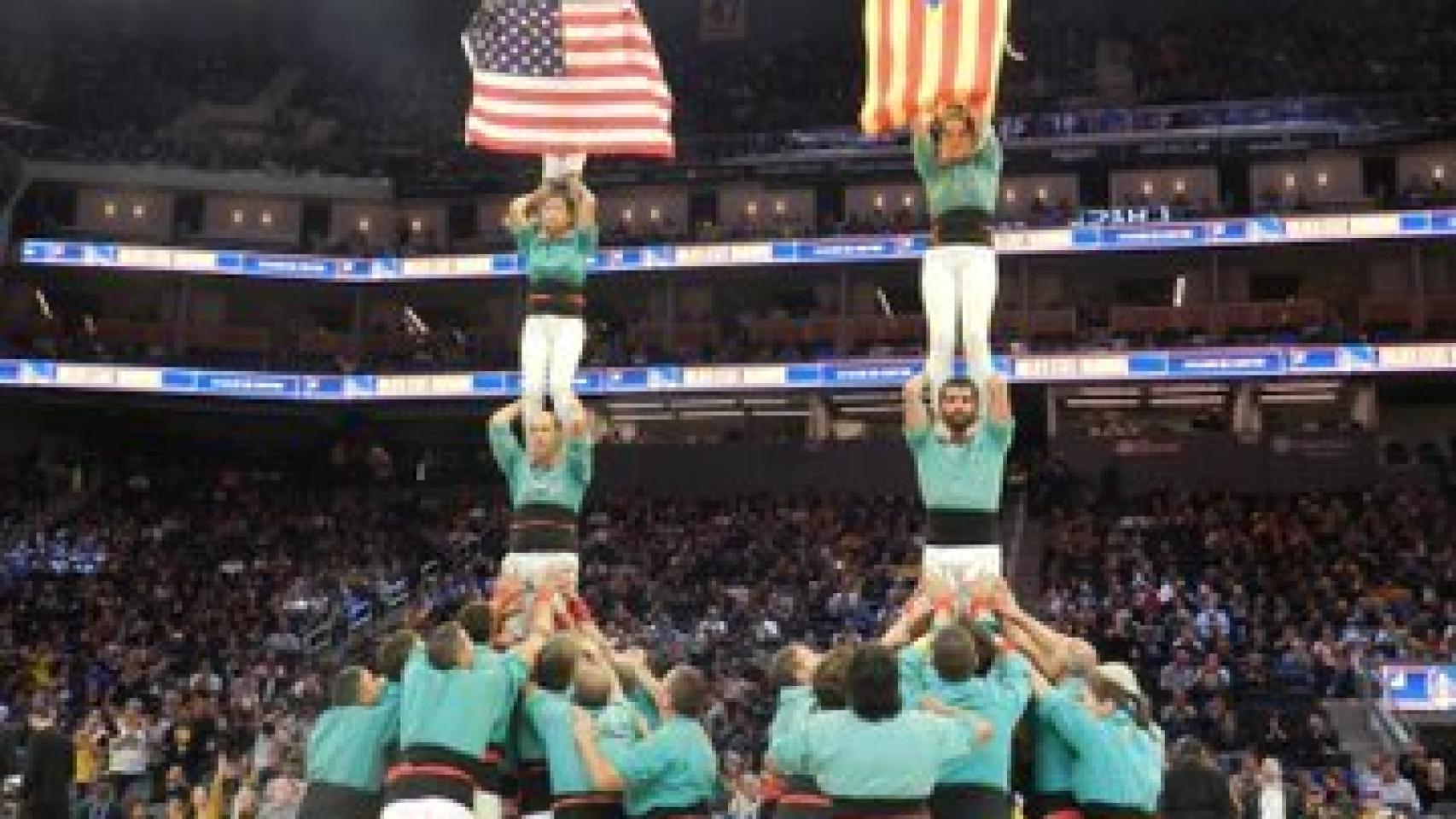 Los Castellers de Vilafranca despliegan la estelada durante un partido de la NBA