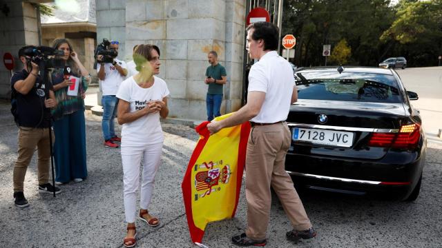 Centenares de personas se han acercado este viernes al Valle de los Caídos