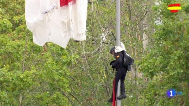 Luis Fernando Pozo, en el momento de quedar enganchado en la farola.