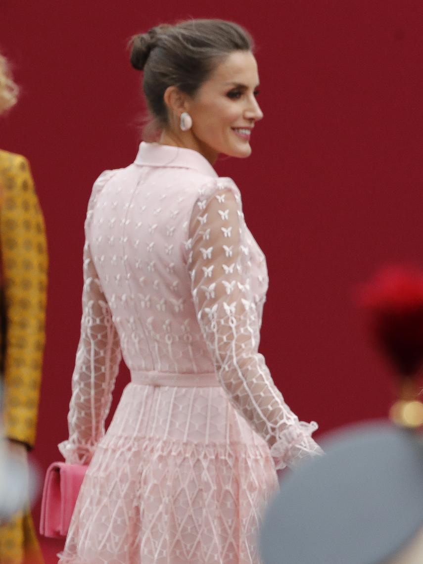 Detalle del vestido de Letizia por detrás y las mangas, de plumeti y llenas de mariposas.