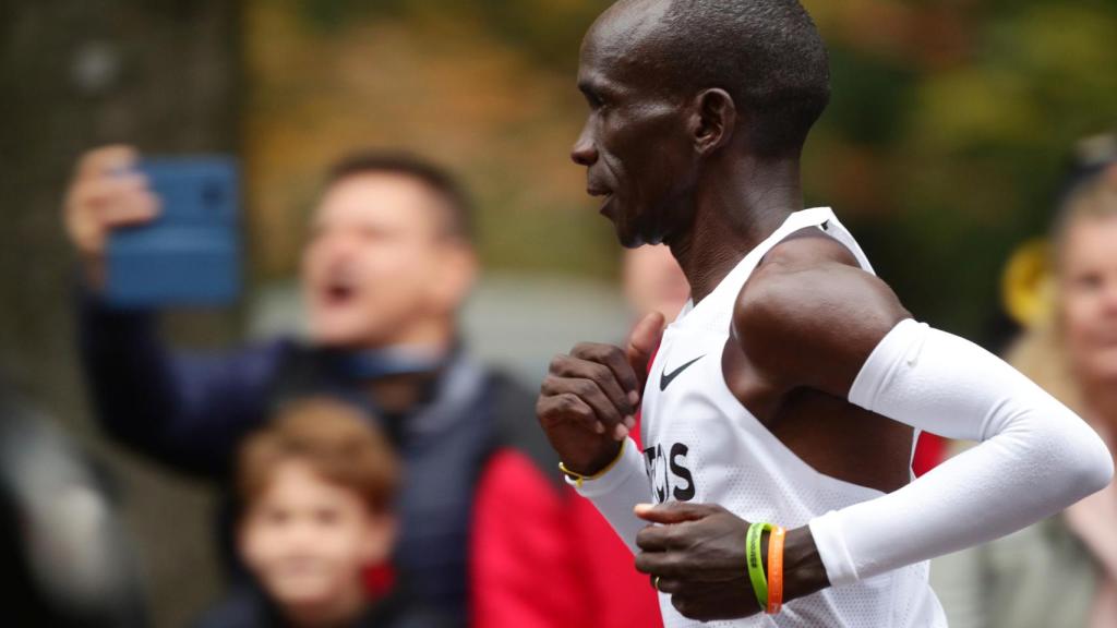 Eliud Kipchoge durante la maratón de Viena.