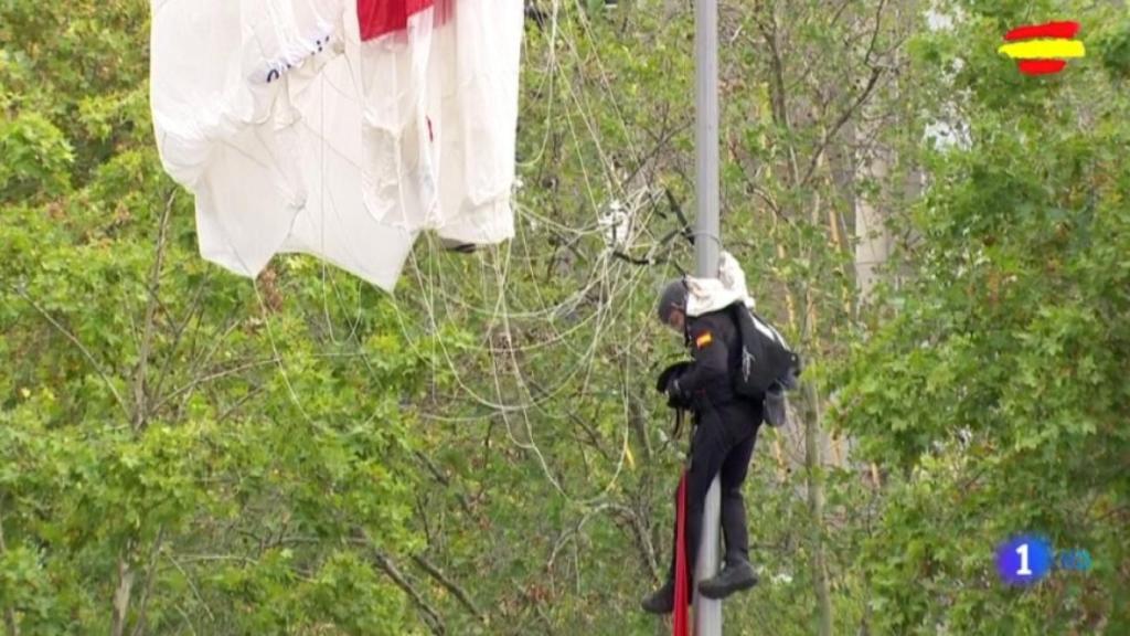 Momento del incidente del cabo Pozo con una farola en el desfile con motivo del 12 de Octubre.