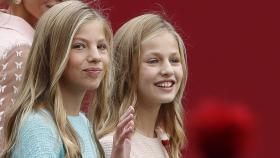 Leonor y Sofía de Borbón han lucido un peinado muy acorde a su edad.