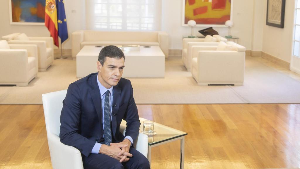 Pedro Sánchez, presidente del Gobierno en funciones, en la sala Tapies de la Moncloa atendiendo a EL ESPAÑOL.