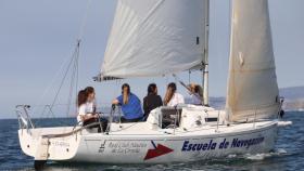 El barco femenino coruñés con Raquel García a la caña