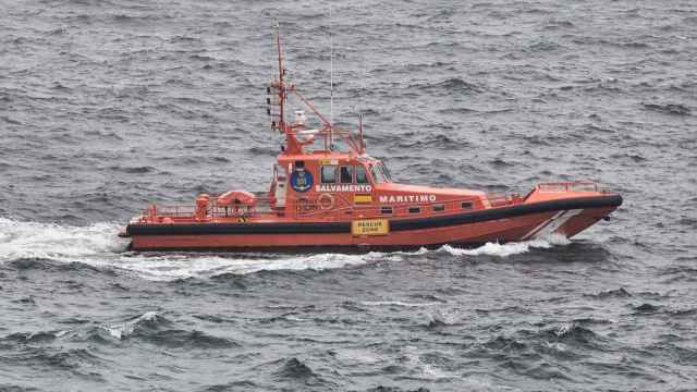 Salvamento rescata a la tripulación de una embarcación a la deriva en Cangas (Pontevedra)
