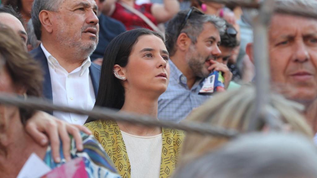 Victoria Federica permaneció muy atenta a lo que sucedía en la plaza y no dio crédito al vivir de primera mano la grave cornada de su amigo.